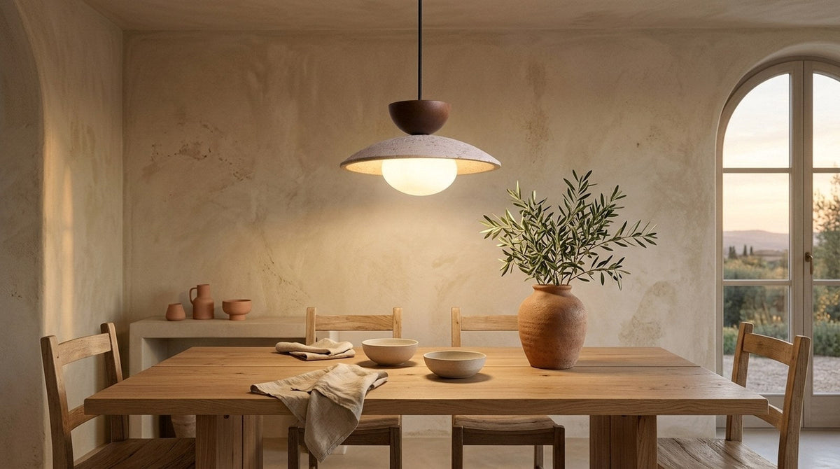 Lámpara colgante de travertino y madera a 75 cm sobre una mesa de comedor de roble