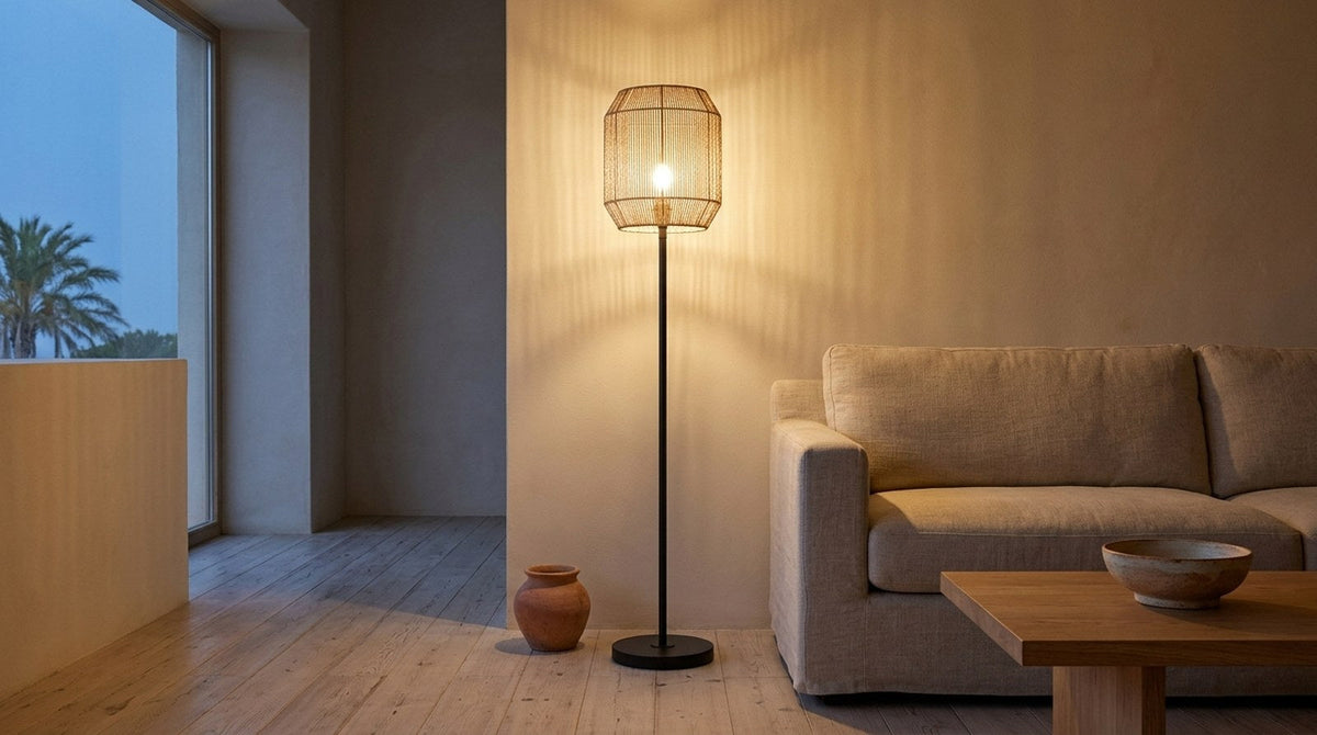 Salón con lámpara de pie de tela encendida con luz cálida de 2700K al atardecer