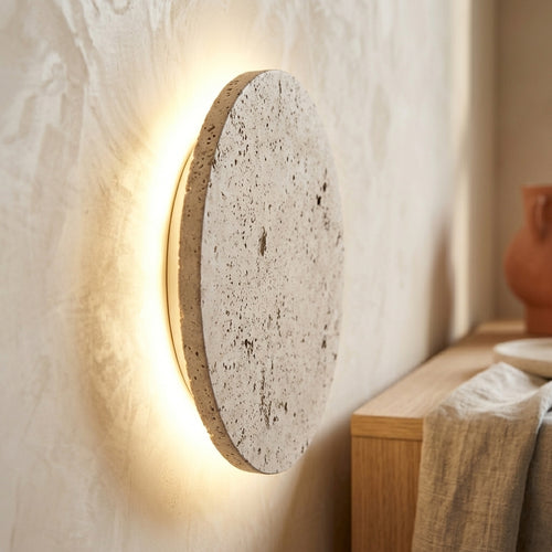 Aplique de pared redondo de travertino con luz de halo Eclipse – detalle