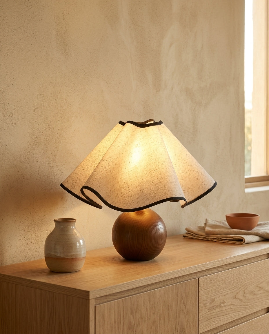 Lámpara de mesa con pantalla ondulada de lino Onda – aparador