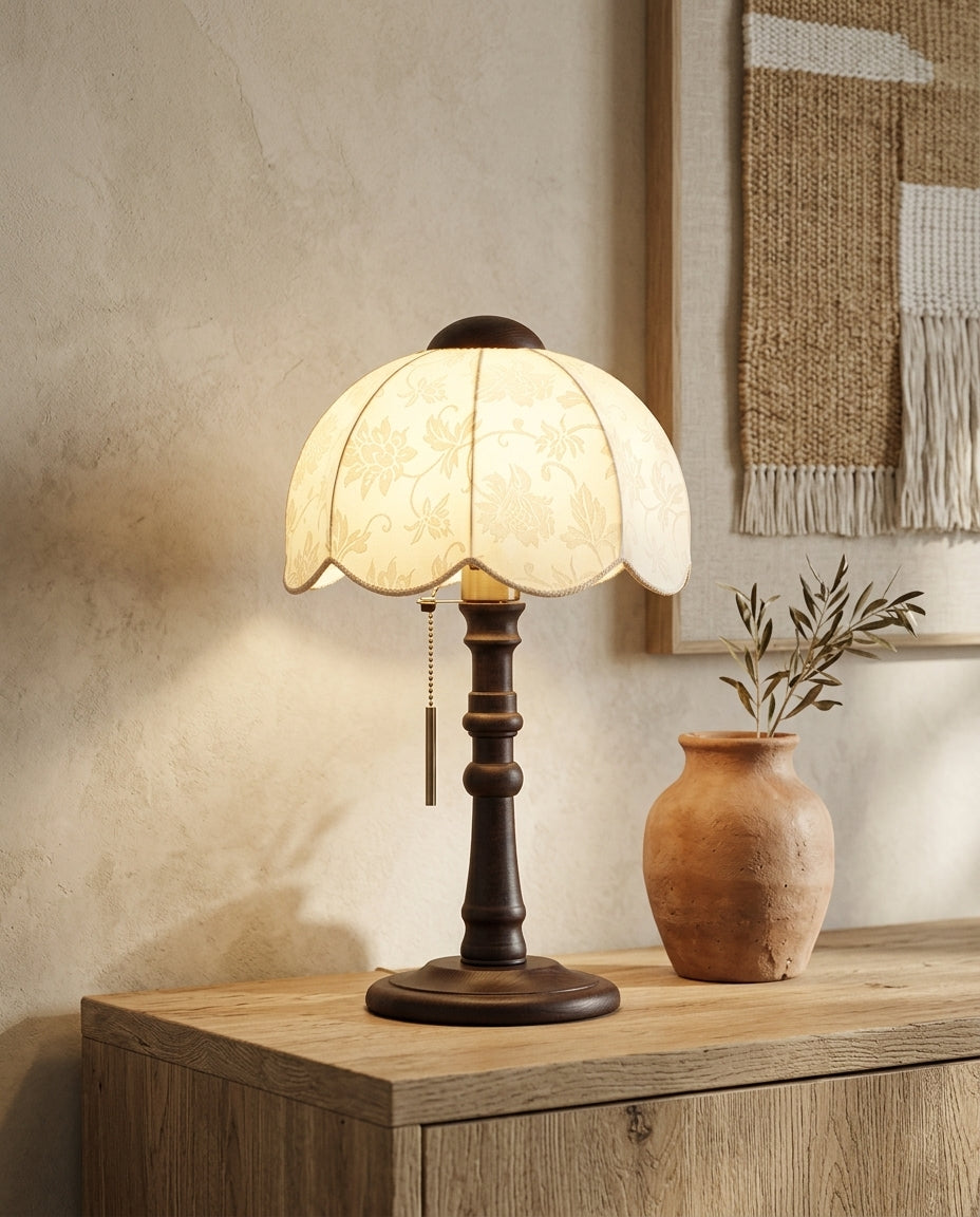 Lámpara de mesa retro con pantalla sombrilla y base de madera Brisa – aparador