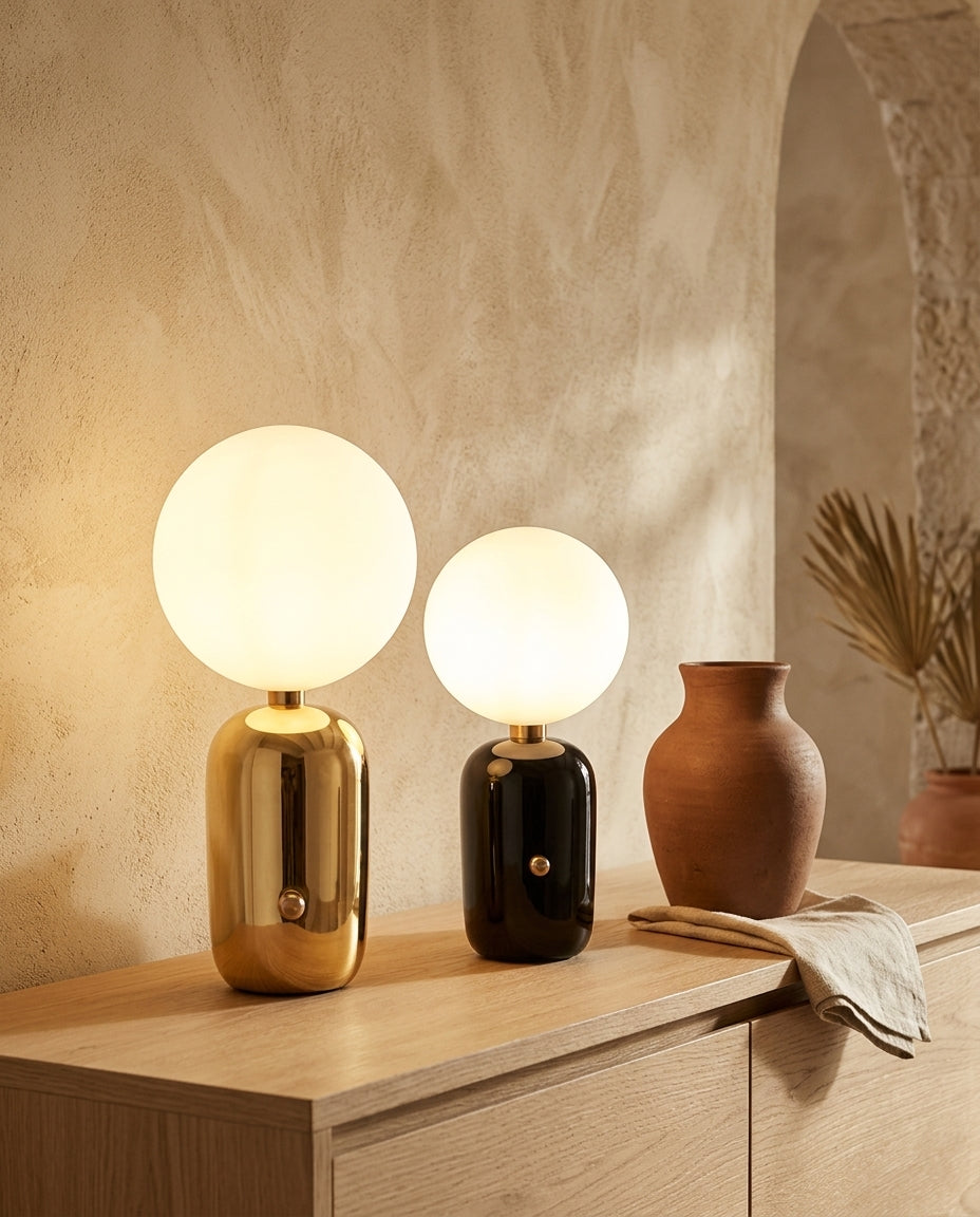 Lámpara de mesa de vidrio opal y metal Orbe – aparador