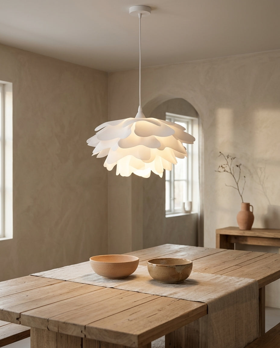Lámpara colgante de pétalos de metal y acrílico Peonia – comedor