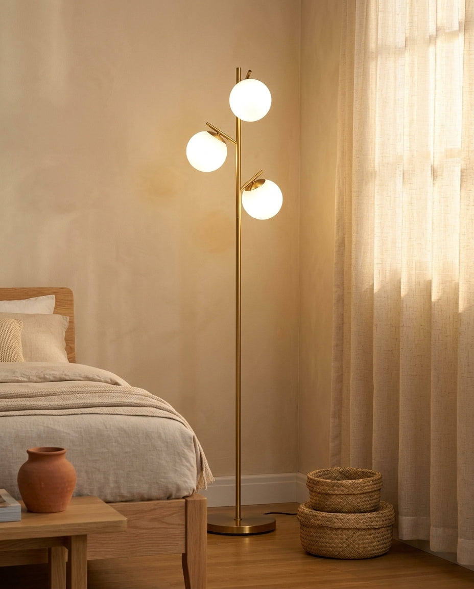 Lámpara de pie art déco dorada de tres globos opal Trío – dormitorio