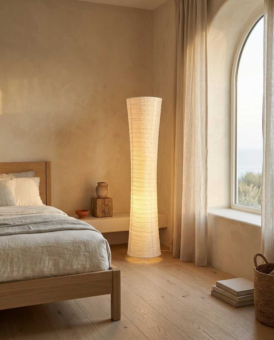 Lámpara de pie escultural de papel de arroz con mando Nami – dormitorio
