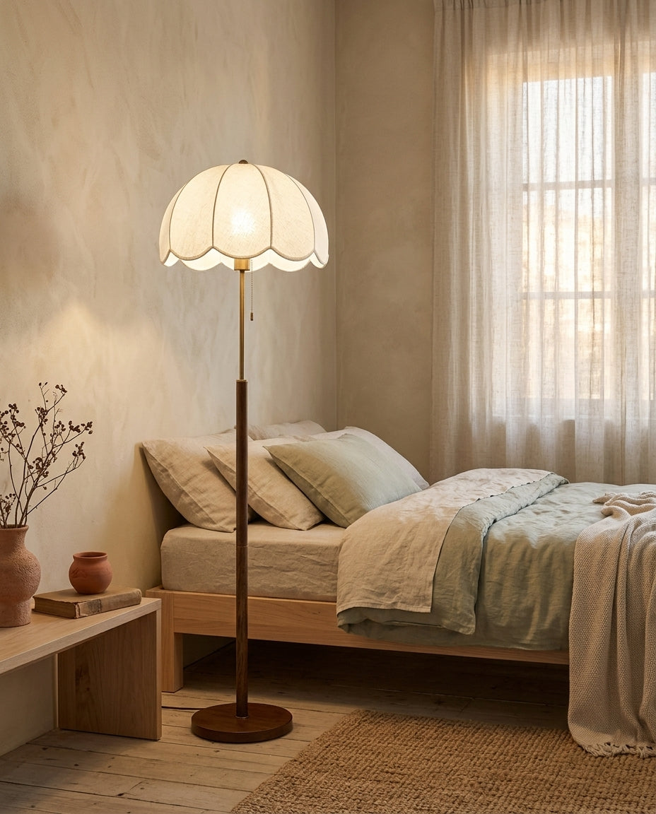 Lámpara de pie vintage años 70 con pantalla festoneada Sesenta – dormitorio