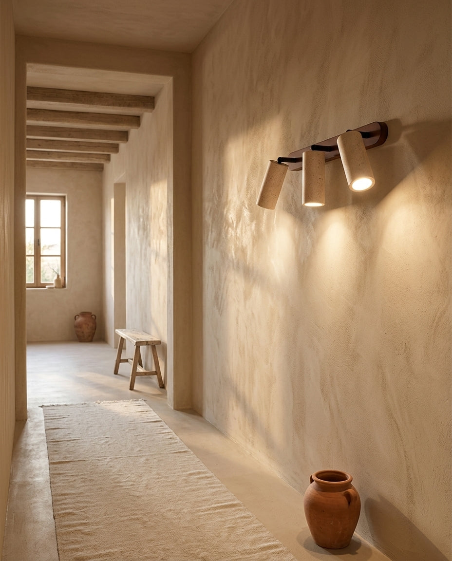 Aplique de pared de travertino y nogal con focos orientables Dúo – pasillo