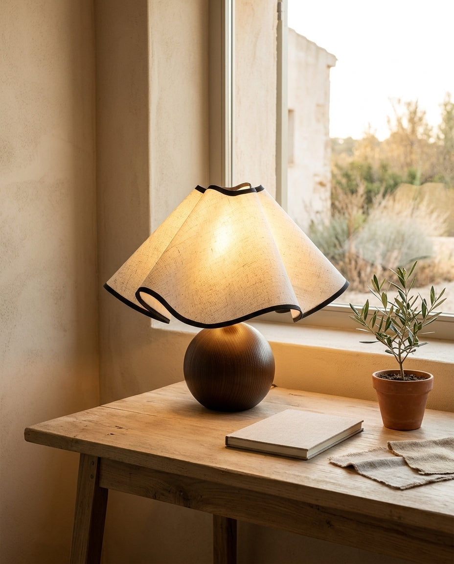 Lámpara de mesa con pantalla ondulada de lino Onda – escritorio