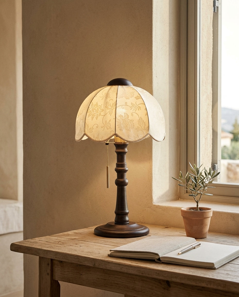 Lámpara de mesa retro con pantalla sombrilla y base de madera Brisa – escritorio